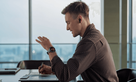 Executivo com camisa listrada marrom usando um smartwatch da Huawei