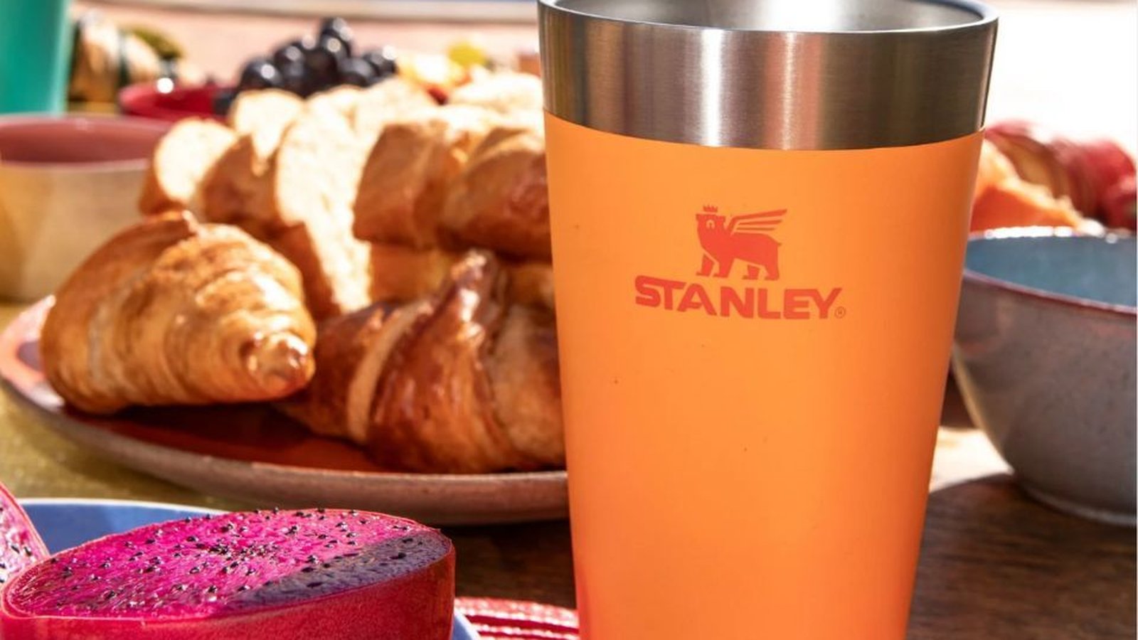 Stanley Week com até 30% OFF: confira copos, garrafas e coolers da marca em diversas cores com desconto