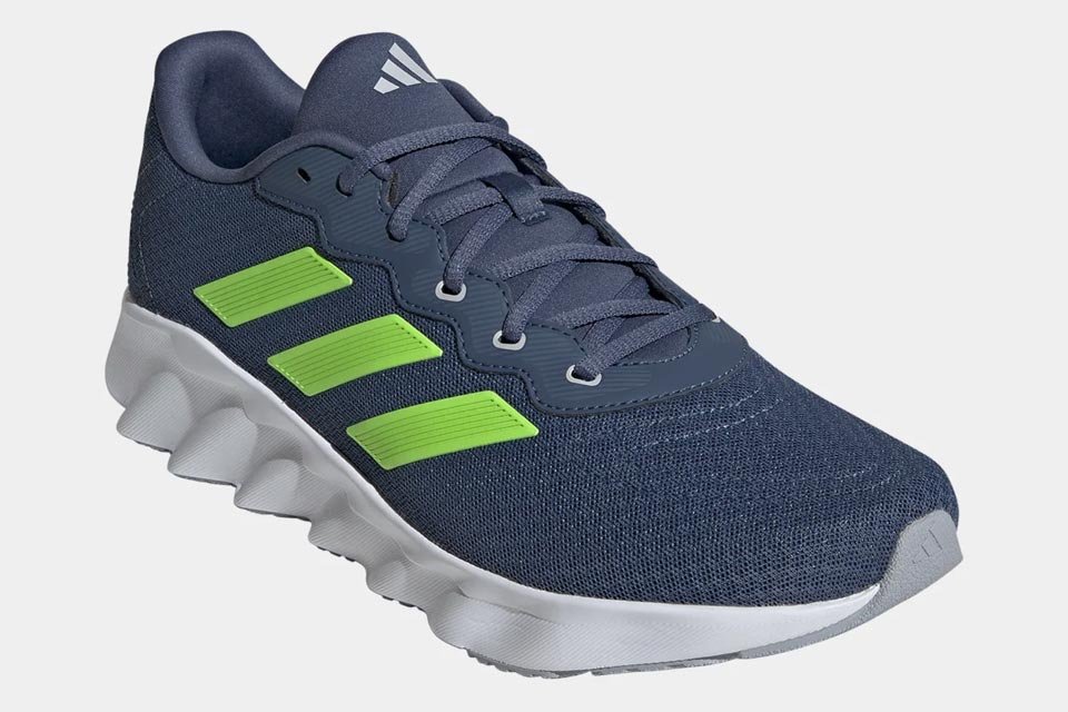 Tênis Adidas por menos de R$270 na Netshoes; confira 15 modelos casuais e esportivos Reconhecida mundialmente, a Adidas é uma das principais marcas esportivas atuando hoje no mercado. Famosa por sua icônica logo com três faixas, ela tem catálogo muito variado que vai do estilo urbano ao esportivo com itens para pessoas de todas as idades. Tenis-Adidas-Switch-Move-Azul-verde-960x640.jpg
