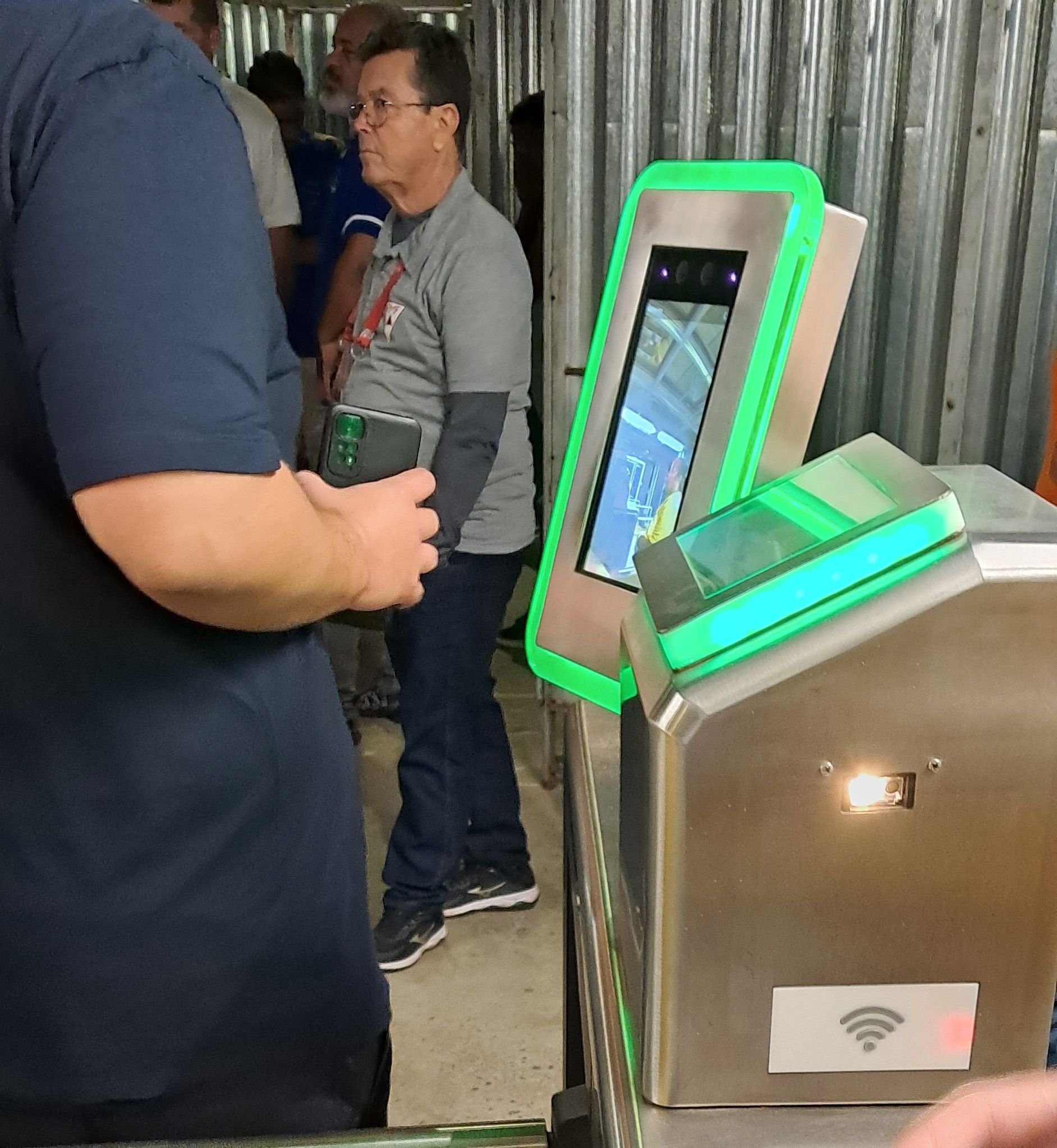 sistema-de-biometria-facial-em-catraca-de-estadio