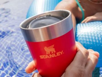 Copo Stanley em oferta: 5 modelos para escolher com até 30% de desconto