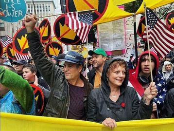 No Kings: Mark Ruffalo e mais celebridades de Hollywood participam de protestos contra Trump