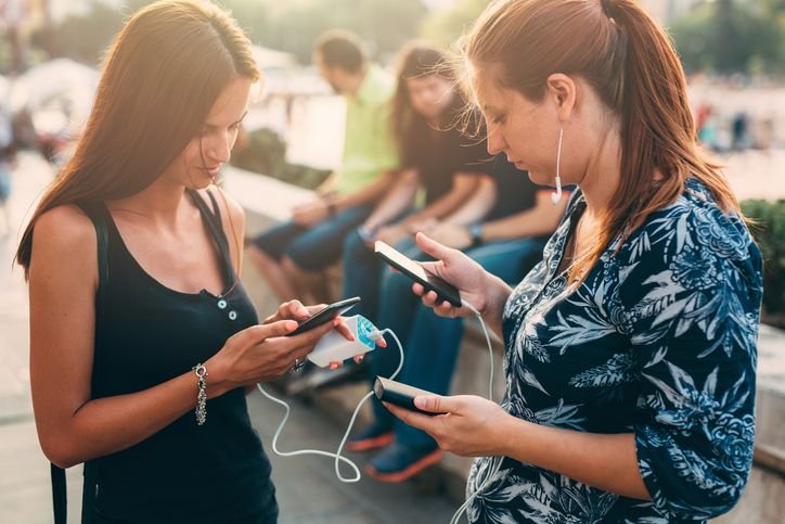 duas-mulheres-segurando-seus-celulares