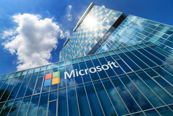 logo-da-microsoft-na-fachada-do-predio