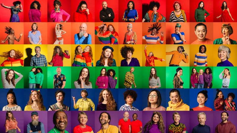 imagem-mostra-diversas-e-pessoas-com-a-bandeira-lgbtqi-ao-fundo
