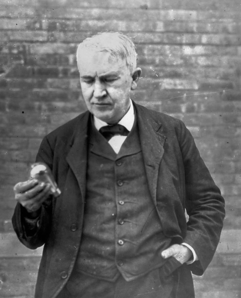 Edison-olhando-uma-lâmpada-elétrica.jpg