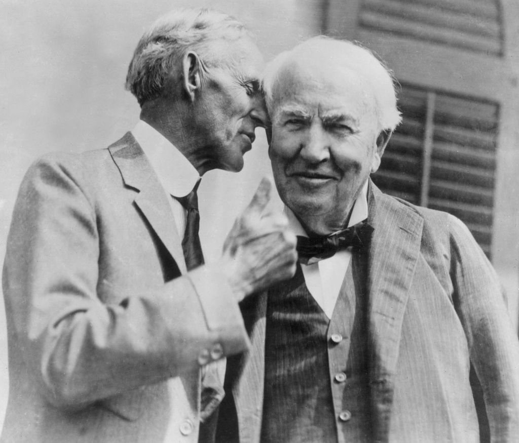 Henry-Ford-cochichando-no-ouvido-de-Thomas-Edison.jpg