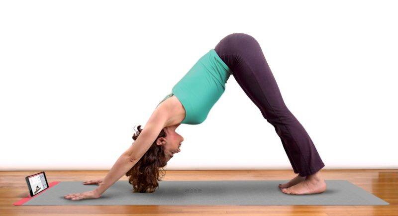 mulher-praticando-yoga-no-tapete