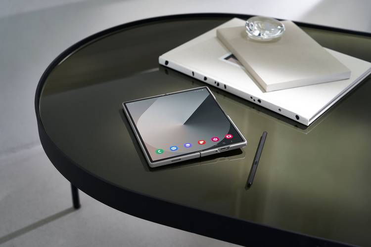 galaxy-z-fold-6-aberto-na-mesa