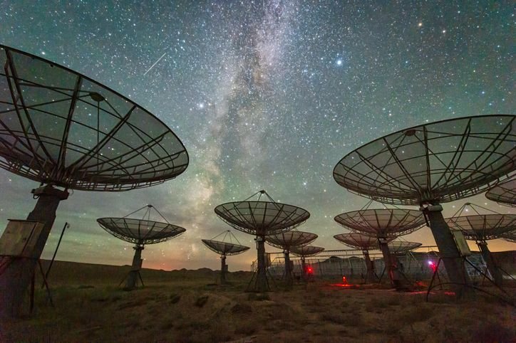 telescopios-instalados-em-solo-voltados-para-o-ceu