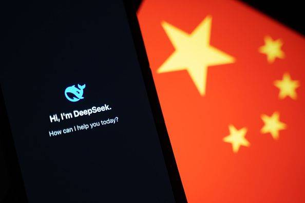 celular-com-app-deepseek-ao-lado-de-bandeira-da-china
