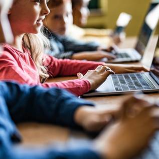 Imagem de Sem robôs ensinando: PL quer impedir substituição de professores por IA no ensino
