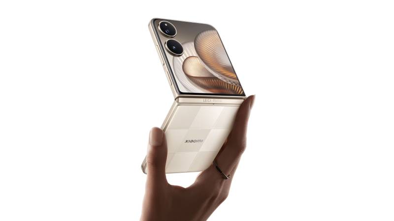 mao-segurando-celular-dobravel