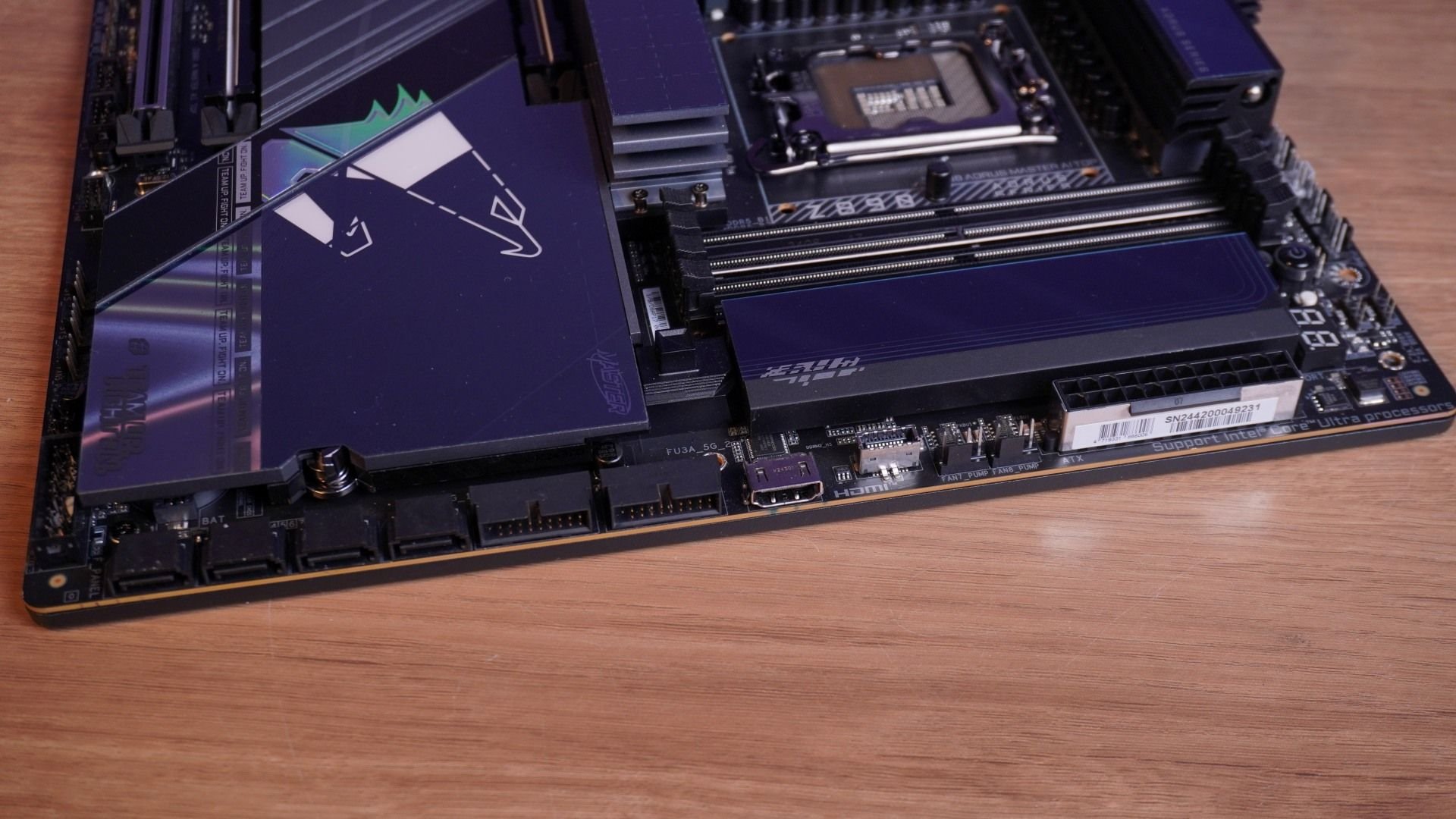 Z890 AORUS MASTER AI TOP é impecável, mas não é para todos - Review 10 aorus-master-ai-top-conexões-placa-mae