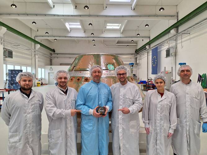 grupo-de-cientistas-segurando-uma-pequena-carga