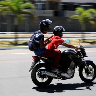 Imagem de Procon-SP multa Uber e 99 em R$ 17 milhões por oferta irregular de mototáxi