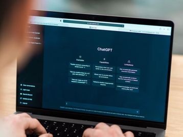 ChatGPT: como a IA gera dinheiro para a OpenAI, já que ela é de graça?