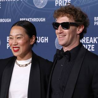 Imagem de Fundação do casal Zuckerberg corta financiamento e faz escolas fecharem nos EUA