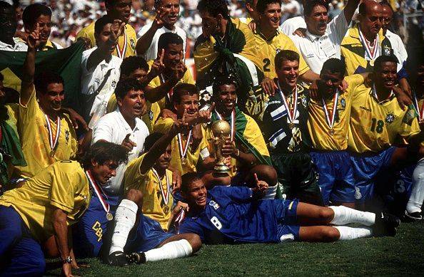 selecao-brasileira-com-trofeu-da-copa-de-1994