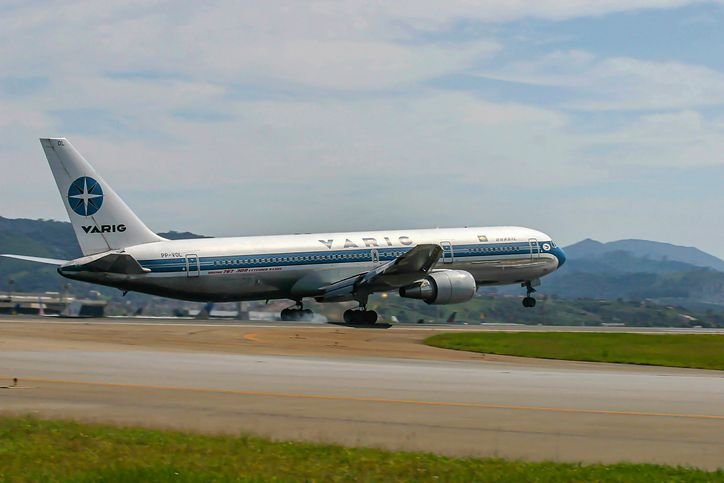 Que fim levou a Varig, companhia de aviação que era um dos orgulhos do Brasil? Durante décadas, a Varig foi considerada referência em qualidade de serviço, inovação e excelência nas viagens aéreas. A tradicional companhia aérea brasileira operava voos para dezenas de países e chegou a se tornar a maior empresa do setor na América Latina, sendo um orgulho nacional. aviao-da-varig-decolando