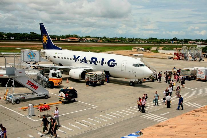 Que fim levou a Varig, companhia de aviação que era um dos orgulhos do Brasil? Durante décadas, a Varig foi considerada referência em qualidade de serviço, inovação e excelência nas viagens aéreas. A tradicional companhia aérea brasileira operava voos para dezenas de países e chegou a se tornar a maior empresa do setor na América Latina, sendo um orgulho nacional. aviao-da-varig-na-pista