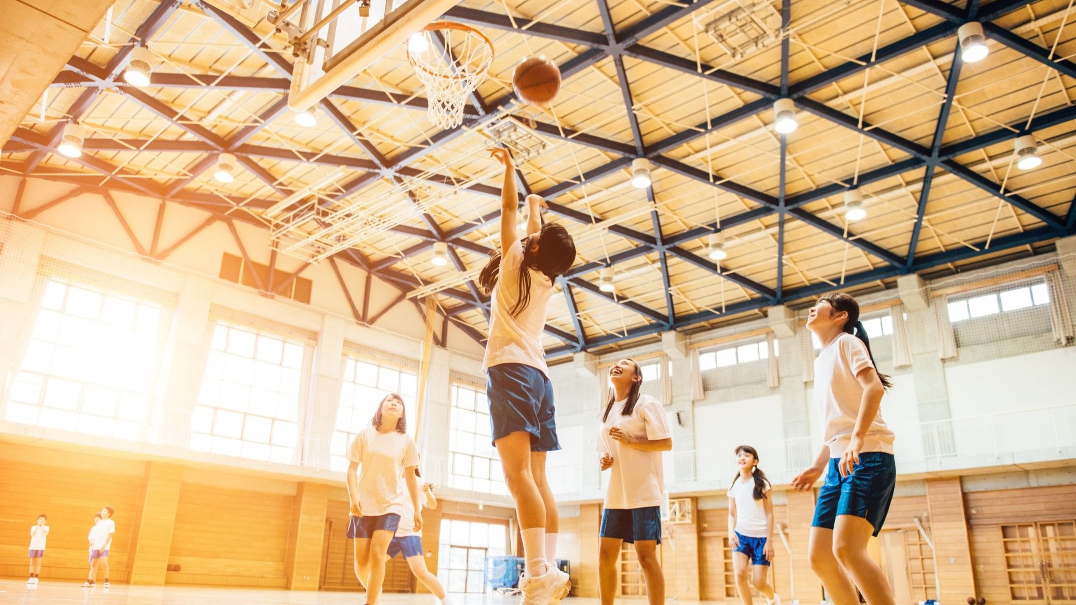 Crianças que praticam esportes serão adultos ativos? A transição da infância e adolescência para a idade adulta tem mudanças no estilo de vida: estudo, trabalho, obrigações e responsabilidades alteram comportamentos como sono, controle do estresse, relacionamentos, alimentação e atividade física. adolescentes-jogando-basquete.jpg