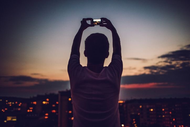 Samsung amplia liderança como marca de celular mais popular do país, revela pesquisa O Android é o sistema operacional mais utilizado nos smartphones do Brasil e a Samsung a marca preferida dos proprietários de celulares no país. É o que revela a nova edição da pesquisa “O brasileiro e seu smartphone”, feita em parceria por Mobile Time e Opinion Box, divulgada na segunda-feira (30). pessoa-tirando-foto-com-o-celular