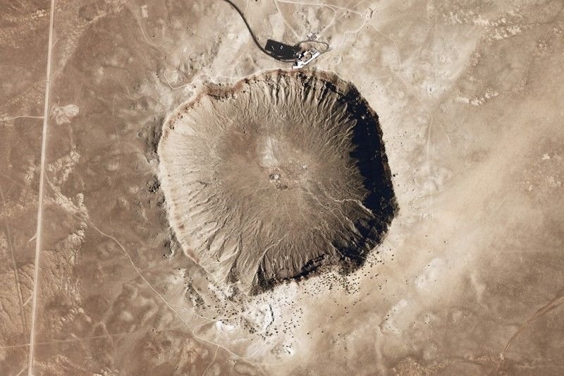 O que é meteoro e meteorito? Entenda as diferenças Ver uma estrela cadente riscando o céu noturno é um espetáculo visual. Esse fenômeno luminoso, conhecido como meteoro, desperta curiosidade sobre o que são esses objetos que vem do espaço. Afinal, qual é a diferença entre um meteoro e um meteorito? Os nomes parecem semelhantes, mas representam eventos significativamente diferentes. A-fotografia-mostra-uma-cratera-no-arizona-causada-pela-queda-de-um-meteorito