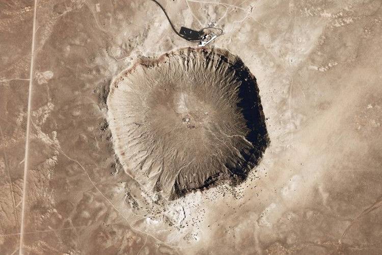A-fotografia-mostra-uma-cratera-no-arizona-causada-pela-queda-de-um-meteorito