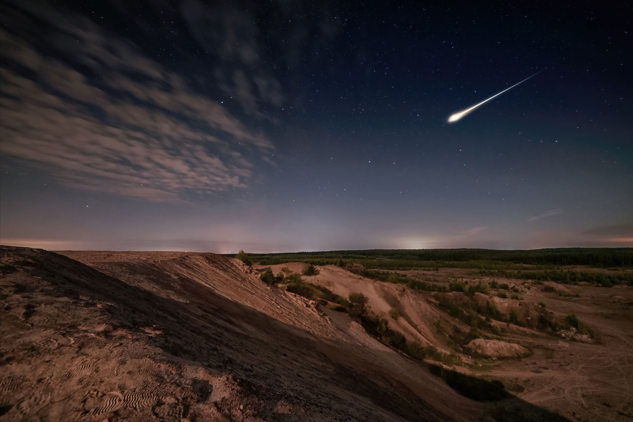 O que é meteoro e meteorito? Entenda as diferenças Ver uma estrela cadente riscando o céu noturno é um espetáculo visual. Esse fenômeno luminoso, conhecido como meteoro, desperta curiosidade sobre o que são esses objetos que vem do espaço. Afinal, qual é a diferença entre um meteoro e um meteorito? Os nomes parecem semelhantes, mas representam eventos significativamente diferentes. GettyImages-1347930643.jpg