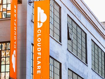 Cloudflare vai bloquear (e cobrar) acessos de IAs que 'escavam' sites sem autorização