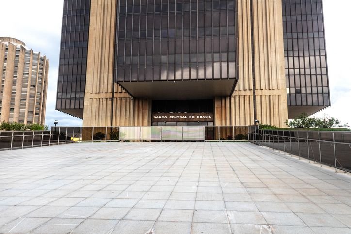 Ataque hacker à parceira do Banco Central afeta clientes? Especialistas explicam Parceira do Banco Central (BC) na prestação de serviços para várias instituições financeiras, a C&M Software foi alvo de ataque cibernético na última terça-feira (1º), que teria resultado em um prejuízo milionário. Apesar disso, a ação não deve afetar os clientes dessas empresas, de acordo com especialistas ouvidos pelo TecMundo. predio-do-banco-central-do-brasil