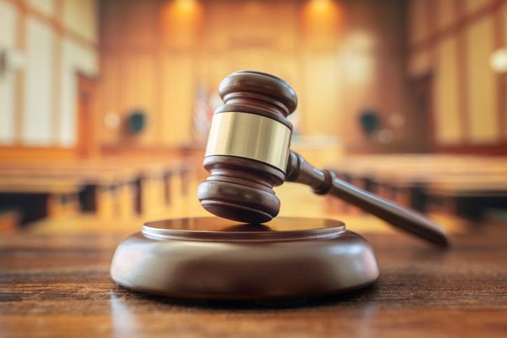 Huawei tem pedido negado e deve encarar julgamento nos EUA em 2026 A Huawei deve ir a julgamento nos Estados Unidos após ter o pedido para encerrar a maior parte das acusações federais contra ela negado pela juíza Distrital Ann Donnelly, na terça-feira (1º). O processo foi iniciado em 2018, durante o primeiro mandato de Donald Trump como presidente. martelo-da-justica