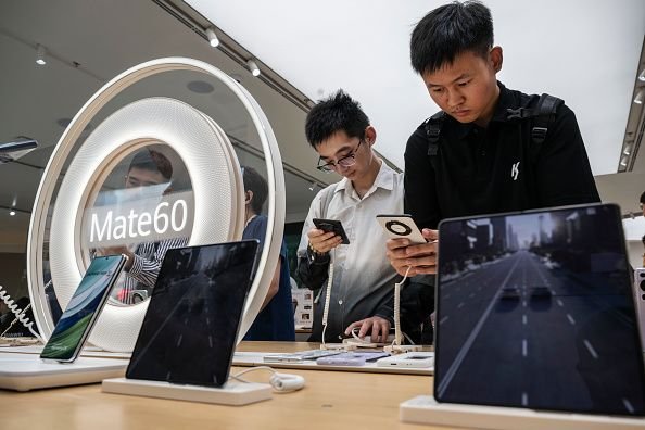 Huawei tem pedido negado e deve encarar julgamento nos EUA em 2026 A Huawei deve ir a julgamento nos Estados Unidos após ter o pedido para encerrar a maior parte das acusações federais contra ela negado pela juíza Distrital Ann Donnelly, na terça-feira (1º). O processo foi iniciado em 2018, durante o primeiro mandato de Donald Trump como presidente. celulares-da-huawei-em-exposicao