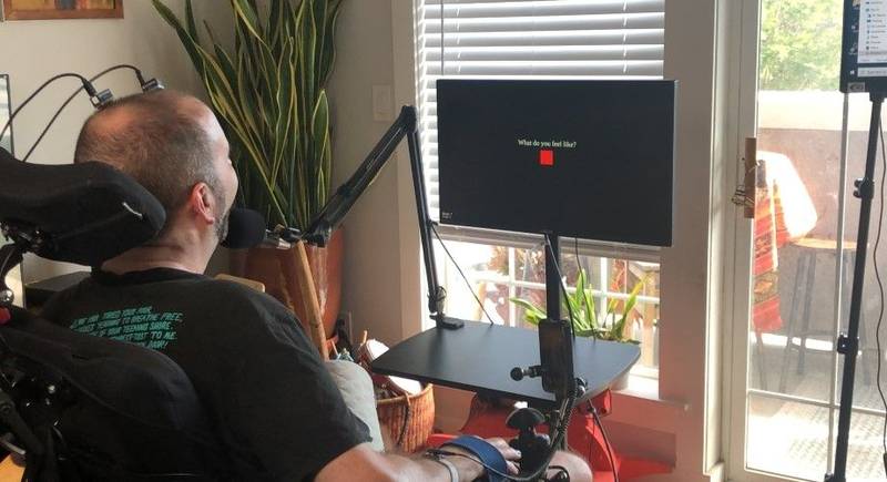 homem-em-cadeira-de-rodas-de-frente-para-monitor