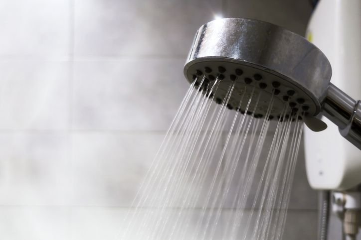 Energia mais cara: confira dicas de uso dos eletrônicos para aliviar conta de luz 6 agua-caindo-do-chuveiro