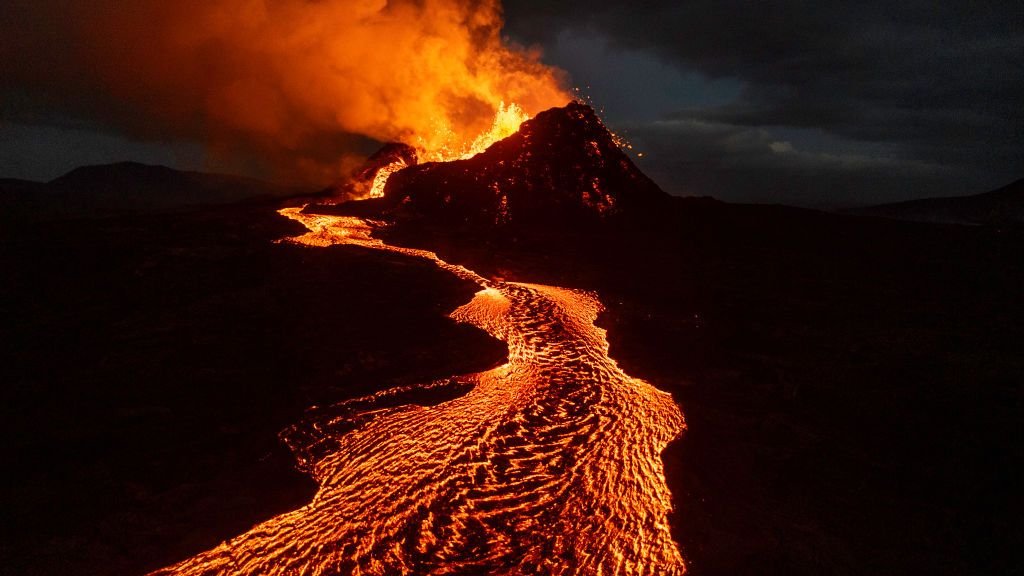 O que são vulcões? Formação, tipos e curiosidades Os vulcões estão entre os fenômenos mais intensos da Terra, pois podem criar erupções que podem devastar regiões inteiras. Apesar de suas forças destrutivas, eles também desempenham um papel crucial em diferentes características do planeta. a-imagem-mostra-lava-fluindo-de-um-vulcão