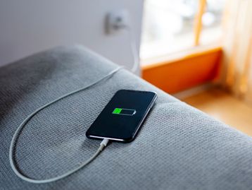 Celulares da Samsung suportam o dobro do ciclo de cargas dos modelos de Google e Apple