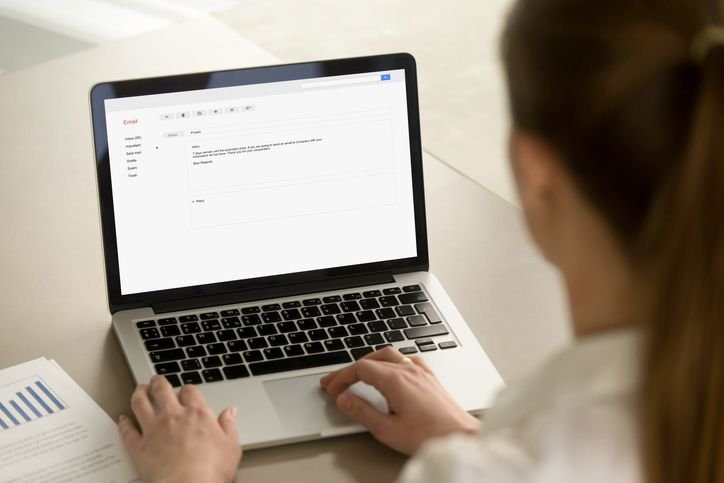 Caractere especial: o que é, como fazer e usar no seu teclado Usar caractere especial deixa seus textos mais divertidos e atrativos, seja em mensagens, nas redes sociais ou outras plataformas, ajudando a expressar emoções, representar valores e a organizar as publicações. As diferentes opções desses símbolos também têm diversas outras utilidades, podendo até reforçar a segurança nas senhas. mulher-digitando-email-em-notebook