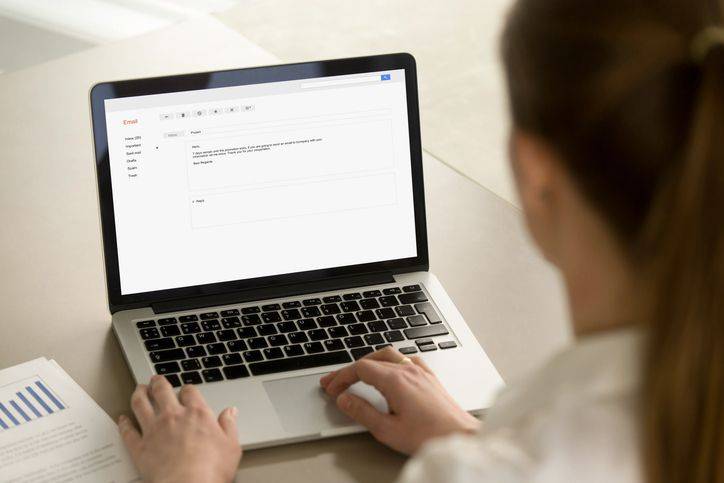 mulher-digitando-email-em-notebook