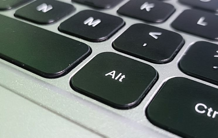 Caractere especial: o que é, como fazer e usar no seu teclado Usar caractere especial deixa seus textos mais divertidos e atrativos, seja em mensagens, nas redes sociais ou outras plataformas, ajudando a expressar emoções, representar valores e a organizar as publicações. As diferentes opções desses símbolos também têm diversas outras utilidades, podendo até reforçar a segurança nas senhas. tecla-alt-no-teclado