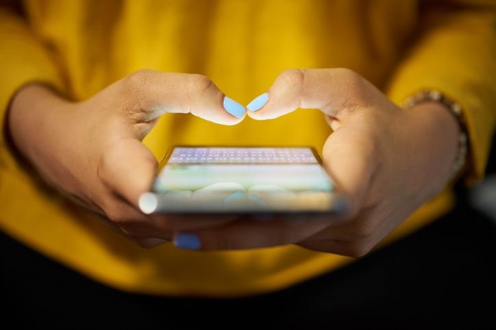 Caractere especial: o que é, como fazer e usar no seu teclado Usar caractere especial deixa seus textos mais divertidos e atrativos, seja em mensagens, nas redes sociais ou outras plataformas, ajudando a expressar emoções, representar valores e a organizar as publicações. As diferentes opções desses símbolos também têm diversas outras utilidades, podendo até reforçar a segurança nas senhas. mulher-digitando-mensagem-no-celular