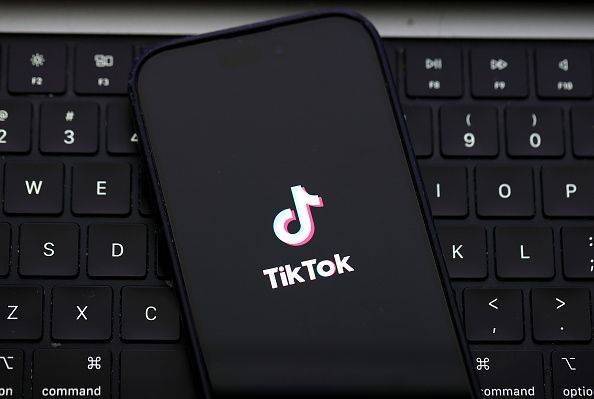celular-com-tiktok-e-teclado-de-pc