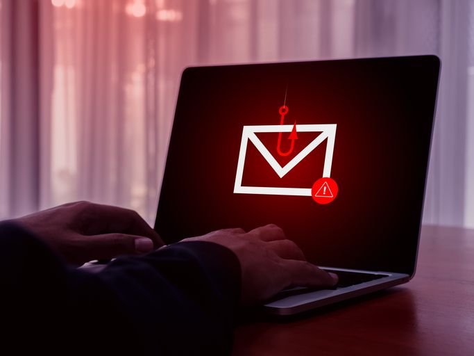 Alerta: novo golpe utiliza nome da Netflix para roubar dados e dinheiro de assinantes A Netflix está sendo usada como isca em um novo golpe direcionado aos assinantes da plataforma de streaming que pode resultar no roubo de dados e em prejuízo financeiro para as vítimas. A empresa de cibersegurança ESET divulgou detalhes da fraude nesta sexta-feira (4). ilustracao-de-mensagem-de-spam-na-tela-do-notebook