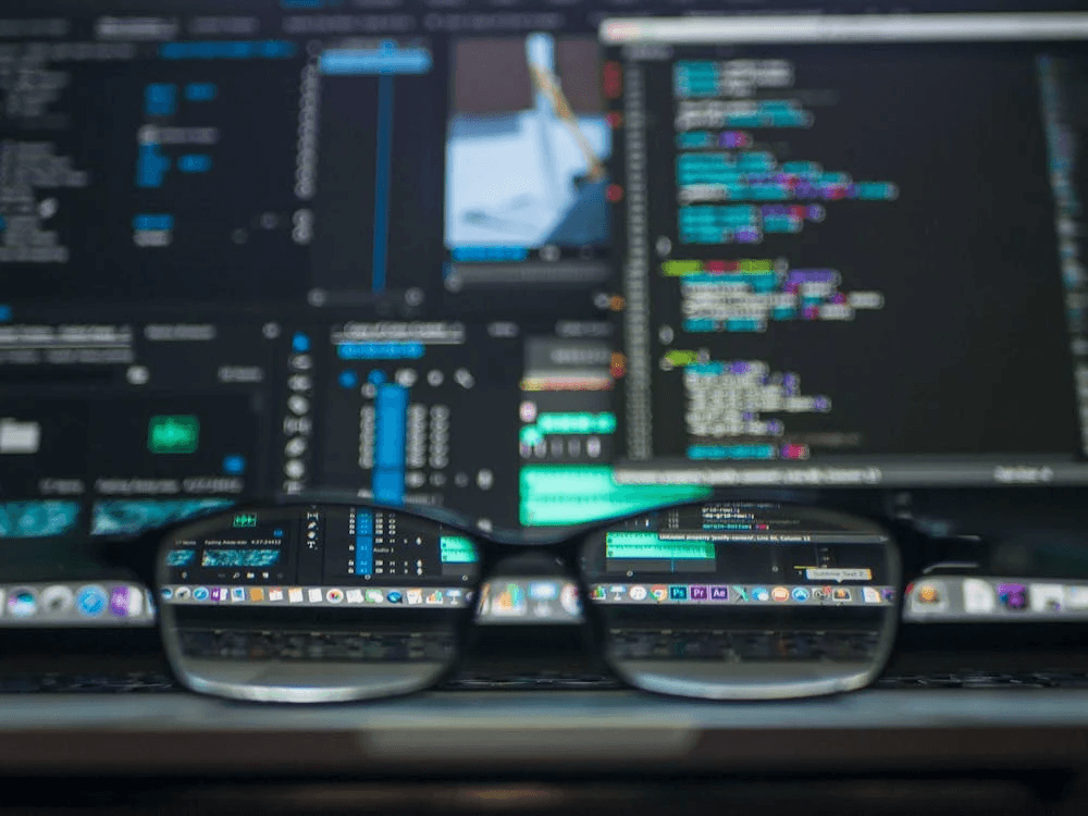 Residência em pesquisa: oportunidades para desenvolvimento de jogos com foco em IA 2 Ilustração de elementos de jogos e tecnologia representando pesquisa em games