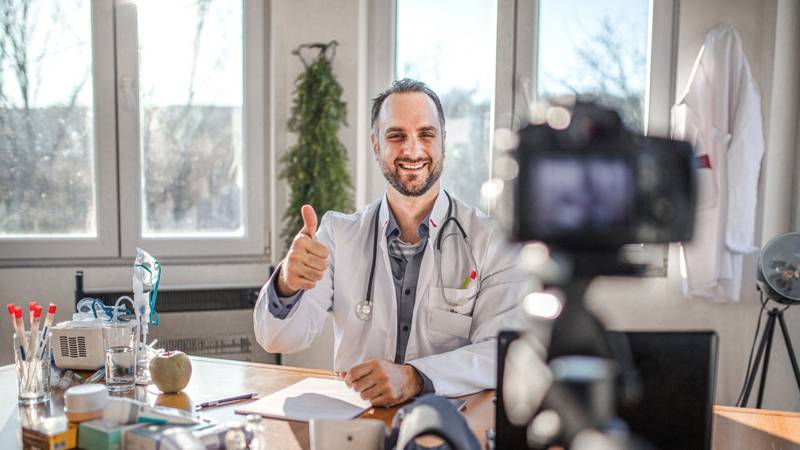 médico-fazendo-live-sobre-suplementação-nas-redes-sociais.jpg