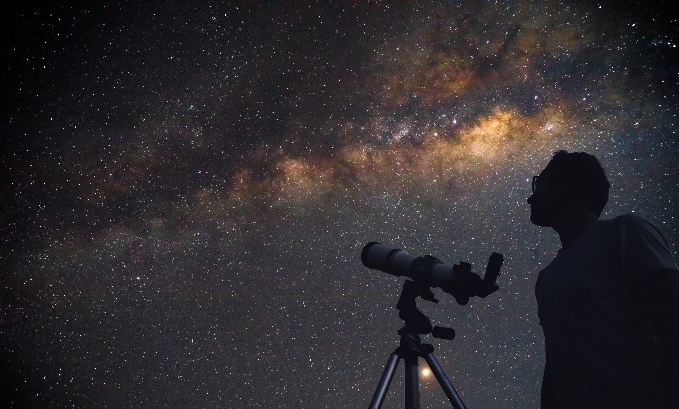 Astronomia: o que é, ramos, profissões e curiosidades A astronomia é uma das ciências mais antigas da humanidade, dedicada a desvendar os mistérios do universo. Desde os primórdios das sociedades humanas, observamos a Lua, as estrelas e os planetas visíveis a olho nu, mas essa curiosidade evoluiu tanto que deu origem a um campo específico da ciência. a-imagem-apresenta-uma-pessoa-observando-o-céu-noturno-com-um-telescopio