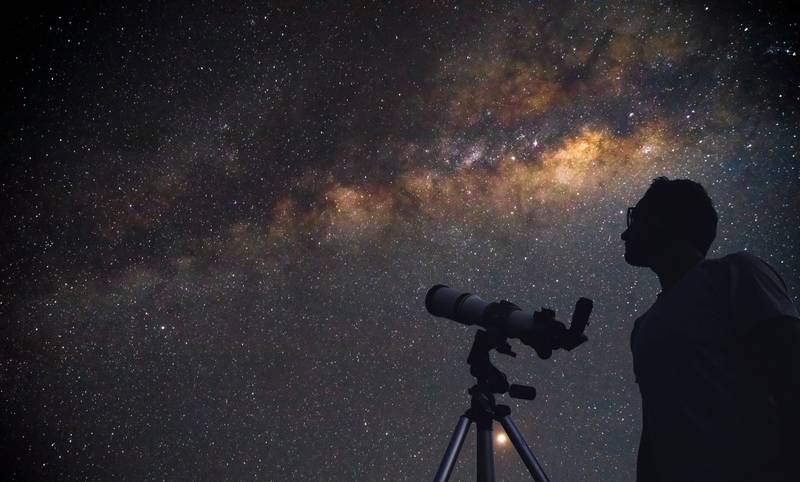 a-imagem-apresenta-uma-pessoa-observando-o-céu-noturno-com-um-telescopio