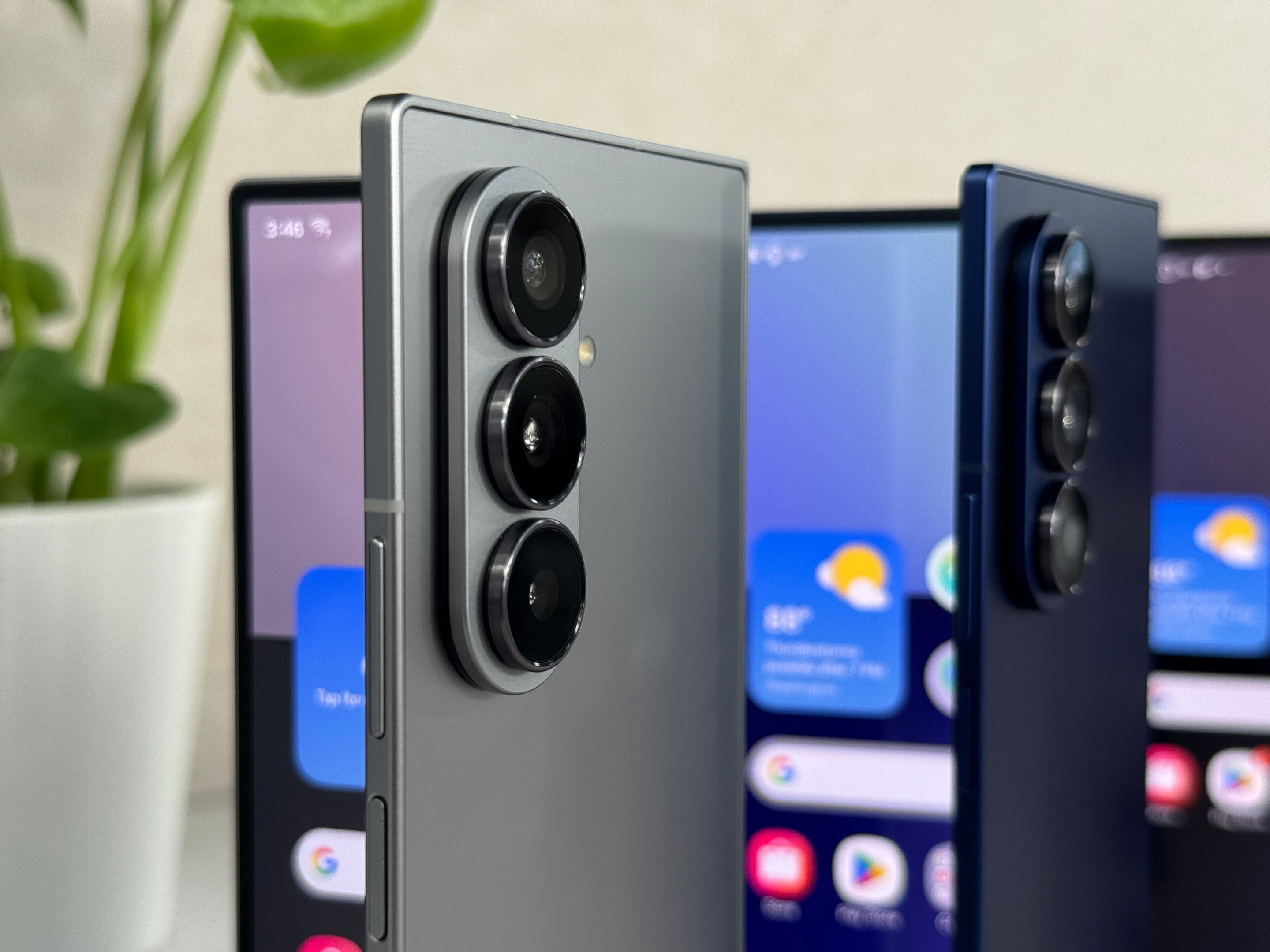 Galaxy Z Fold 7, Z Flip 7, dobrável baratinho e mais: resumão do Unpacked da Samsung A Samsung realizou hoje (9) uma nova edição do Galaxy Unpacked 2025, que aconteceu em Nova York (Estados Unidos), apresentando a sua próxima geração de celulares dobráveis. O Galaxy Z Fold 7 e o Galaxy Z Flip 7 chegam trazendo atualizações importantes e ganham a companhia de um novo integrante. celular-galaxy-z-fold-7