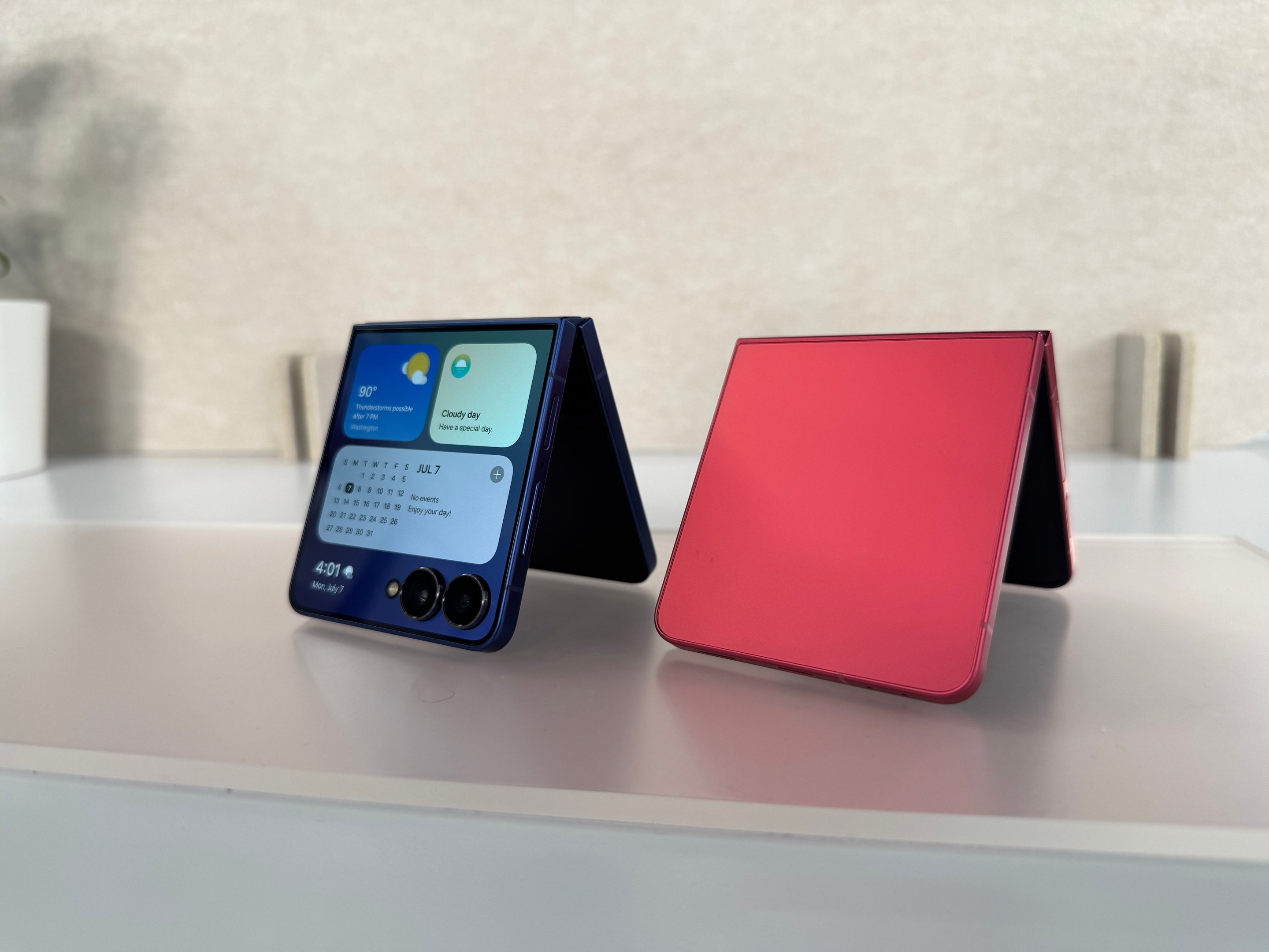 Galaxy Z Fold 7, Z Flip 7, dobrável baratinho e mais: resumão do Unpacked da Samsung A Samsung realizou hoje (9) uma nova edição do Galaxy Unpacked 2025, que aconteceu em Nova York (Estados Unidos), apresentando a sua próxima geração de celulares dobráveis. O Galaxy Z Fold 7 e o Galaxy Z Flip 7 chegam trazendo atualizações importantes e ganham a companhia de um novo integrante. celular-galaxy-z-flip-7